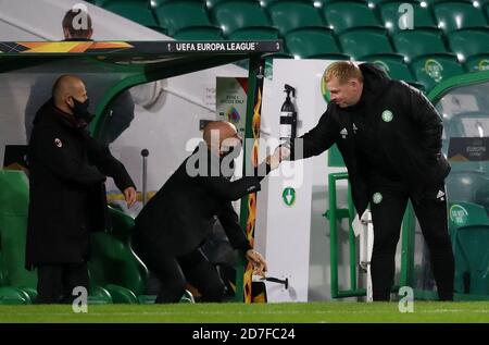 Manager celtique Neil Lennon (à droite) poing bosses AC Milan Manager Stefano Pioli avant le match de l'UEFA Europa League Group H au Celtic Park, Glasgow. Banque D'Images