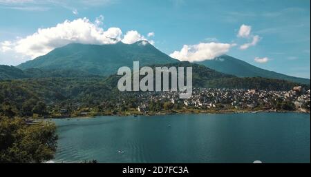 Belle vue sur le célèbre lac Atitlan, Guatemala, sur fond de ciel bleu Banque D'Images