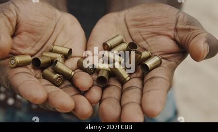 Gros plan, homme africain tenant des affaires de taureaux dans ses mains. Photo de haute qualité Banque D'Images