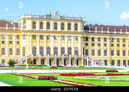 VIENNE, AUTRICHE - 23 JUILLET 2019 : Palais de Schönbrunn, allemand : Schloss de Schönbrunn, et Grand parterre - jardin français avec de beaux massifs fleuris, Vienne, Autriche Banque D'Images