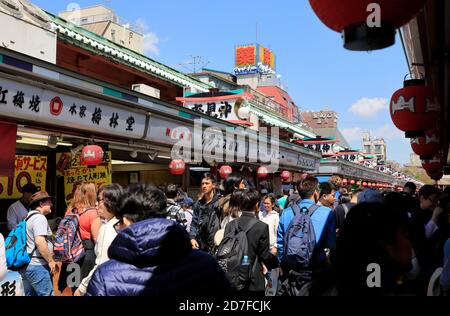 Rue commerçante de Nakamise-dori surpeuplée dans le temple Senso-Ji.Asakusa.Tokyo.Japon Banque D'Images