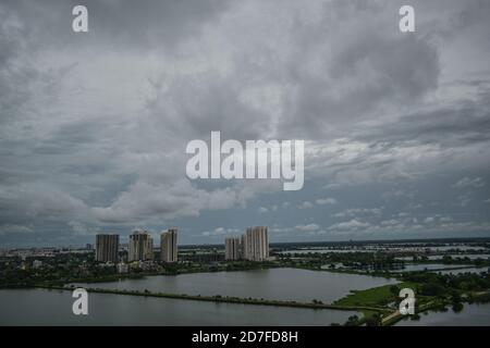 Kolkata, Inde. 22 octobre 2020. Nuages lourds vus dans le ciel de Kolkata en raison de la basse pression. La zone de basse pression au-dessus de la baie du Bengale va probablement s'intensifier en une dépression et causer des pluies lourdes à très fortes dans les districts du Bengale occidental du sud le 23 octobre (vendredi), a déclaré le département météorologique de l'Inde (IMD). Midnapore de l'est, Parganas du nord 24 et Parganas du sud 24, Kolkata, Howrah, Hooghly et Nadia sont susceptibles de recevoir une baisse vendredi. Crédit : Pacific Press Media production Corp./Alay Live News Banque D'Images