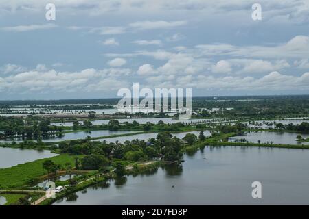 Kolkata, Inde. 22 octobre 2020. Nuages lourds vus dans le ciel de Kolkata en raison de la basse pression. La zone de basse pression au-dessus de la baie du Bengale va probablement s'intensifier en une dépression et causer des pluies lourdes à très fortes dans les districts du Bengale occidental du sud le 23 octobre (vendredi), a déclaré le département météorologique de l'Inde (IMD). Midnapore de l'est, Parganas du nord 24 et Parganas du sud 24, Kolkata, Howrah, Hooghly et Nadia sont susceptibles de recevoir une baisse vendredi. Crédit : Pacific Press Media production Corp./Alay Live News Banque D'Images