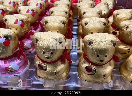 Viersen, Allemagne - octobre 20. 2020: Vue sur le groupe d'ours de noël au chocolat doré dans le supermarché allemand (accent sur le visage de l'ours gauche) Banque D'Images