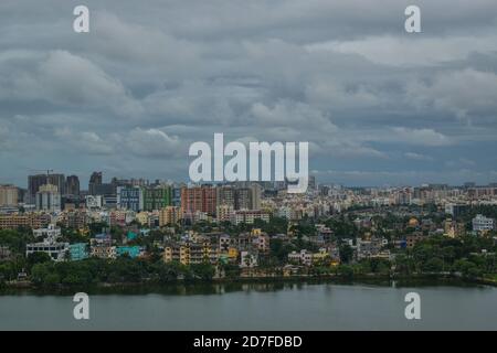 Kolkata, Inde. 22 octobre 2020. Nuages lourds vus dans le ciel de Kolkata en raison de la basse pression. La zone de basse pression au-dessus de la baie du Bengale va probablement s'intensifier en une dépression et causer des pluies lourdes à très fortes dans les districts du Bengale occidental du sud le 23 octobre (vendredi), a déclaré le département météorologique de l'Inde (IMD). Midnapore de l'est, Parganas du nord 24 et Parganas du sud 24, Kolkata, Howrah, Hooghly et Nadia sont susceptibles de recevoir une baisse vendredi. Crédit : Pacific Press Media production Corp./Alay Live News Banque D'Images