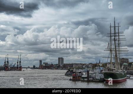 Journée de tempête dans le port de Hambourg. Banque D'Images
