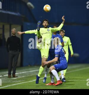 Liberec, République tchèque. 22 octobre 2020. De gauche TIM KLEINDIENST de KAA Gent et JAN MIKULA de Slovan Liberec en action pendant le match L Liberec contre Gent de football Europa League à Liberec, République Tchèque, 22 octobre 2020. Crédit: Radek Petrasek/CTK photo/Alay Live News Banque D'Images