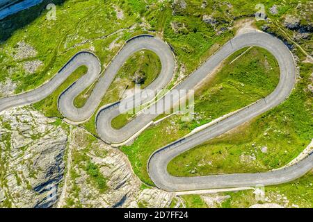 Superbe vue aérienne de la route historique de Tremola, col de montagne Sasso San Gotthardo, Suisse. Banque D'Images