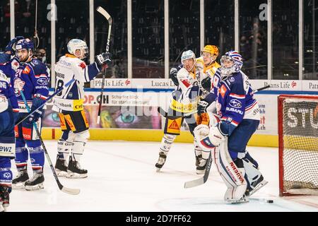 22 octobre 2020, Zurich, Hallenstadion, Ligue nationale: ZSC Lions - EV Zug, Jubeim à EVZ à l'objectif à 0: 2. # 43 Jan Kovar (Zug) avec le meilleur buteur Gregory Hofmann (Zug) devant le gardien de but # 35 Ludovic Waeber (ZSC). Liens # 48 Carl Klingberg (Zug) crédit: SPP Sport presse photo. /Alamy Live News Banque D'Images