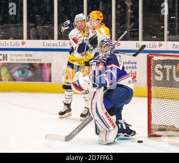 22 octobre 2020, Zurich, Hallenstadion, Ligue nationale: ZSC Lions - EV Zug, Jubeim à EVZ à l'objectif à 0: 2. # 43 Jan Kovar (Zug) avec le meilleur marqueur Gregory Hofmann (Zug) devant le gardien de but # 35 Ludovic Waeber (ZSC) Credit: SPP Sport Press photo. /Alamy Live News Banque D'Images