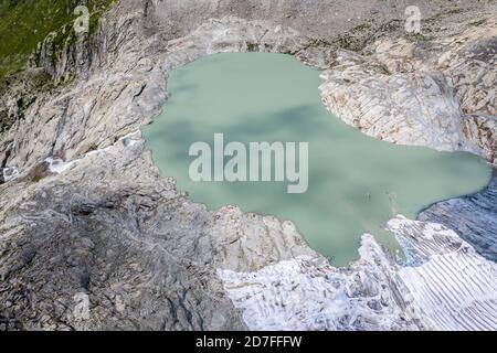 Tir de drone de fonte du glacier du Rhône, lac glaciaire, source du Rhône, Suisse. Banque D'Images
