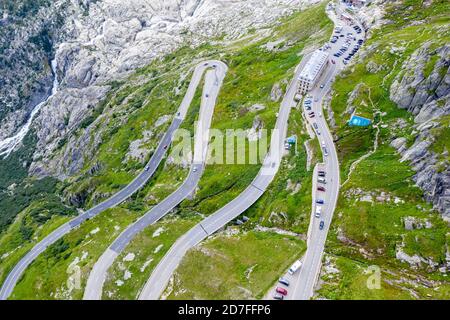 Vue aérienne de l'hôtel Belvedere et de la route du col Furka, Obergoms, canton du Valais, Alpes suisses, Suisse Banque D'Images
