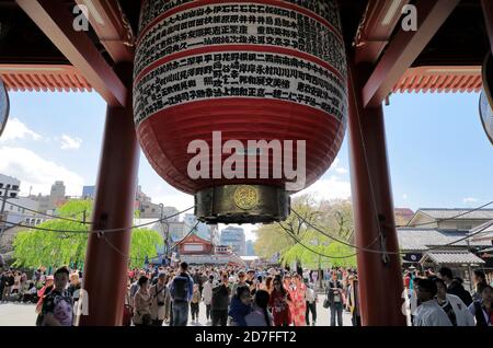 Immense lanterne de style traditionnel accrochée à la porte Kaminarimon (Thunder Gate).Temple Senso-Ji.Asakusa.Tokyo.Japon Banque D'Images