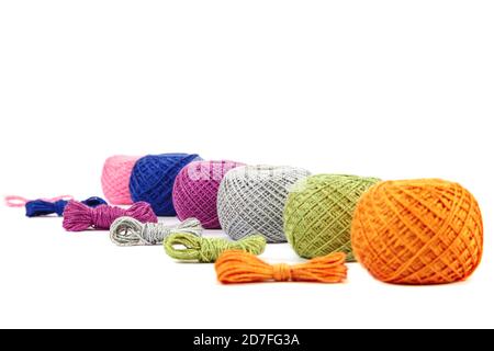 Des skeins à tricoter colorés isolés sur fond blanc. Banque D'Images