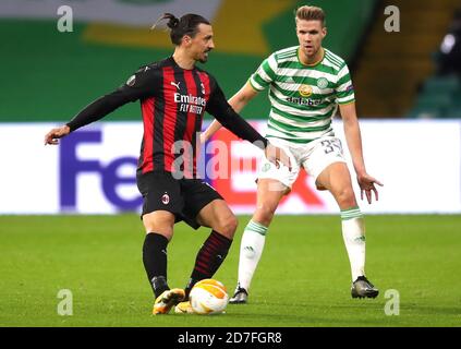 Zlatan Ibrahimovic (à gauche) de l'AC Milan et Kristoffer Aguer du Celtic se battent pour le ballon lors du match H de l'UEFA Europa League Group au Celtic Park, Glasgow. Banque D'Images