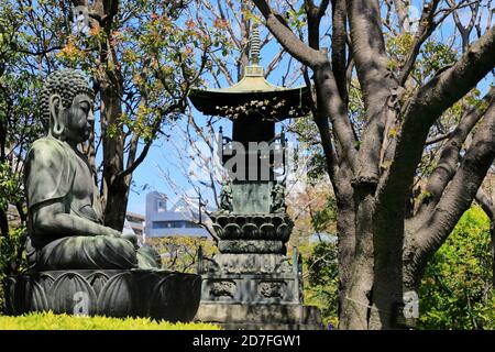 Statue de Bouddha Kannon en bronze avec un brûleur à encens en bronze Temple Senso-Ji.Asakusa.Tokyo.Japon Banque D'Images