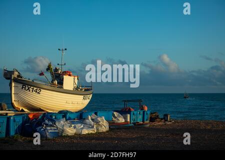 Bateau de pêche contre une soirée automnale bleue à Rock'a'nore, dans la vieille ville de Hastings, Sussex Banque D'Images