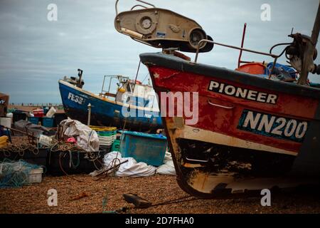 Bateau de pêche contre une soirée d'automne froide à Rock'a'nore, dans la vieille ville de Hastings, Sussex Banque D'Images