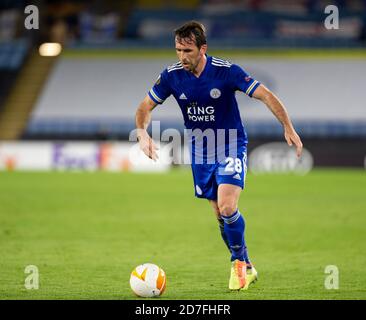 22 octobre 2020 ; King Power Stadium, Leicester, Midlands, Angleterre ; UEFA Europa League football, Leicester City contre Zorya Luhansk ; Christian Fuchs de Leicester City sur le ballon Banque D'Images