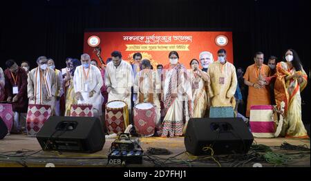 Kolkata, Inde. 22 octobre 2020. Babul Supriya, Kailash Vijayvargiya, Lockect Chatterjee, Debasree Chowdhury et Arvind Mennon avec d'autres jouent du dhak et d'autres instruments de musique traditionnels avant que le Premier ministre n'inaugure la cellule culturelle BJP et Mihila Morch Durga Puja le 22 octobre 2020 à Kolkata. (Photo de Ved Prakash/Pacific Press) Credit: Pacific Press Media production Corp./Alay Live News Banque D'Images
