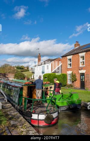 des bateaux étroits et des barges traversent une écluse sur le grand canal de union à fraunston près de daventry, northamptonshire, royaume-uni Banque D'Images