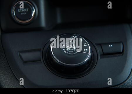 pour passer la transmission automatique de la voiture à une faible profondeur de champ Banque D'Images