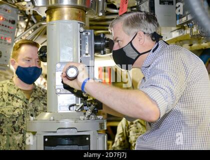 Kings Bay, États-Unis. 22 octobre 2020. Le sous-secrétaire américain à la Défense pour la politique, le Dr James Anderson, à droite, regarde à travers le périscope lors d'une visite à bord du sous-marin de missile balistique de classe Ohio USS Alaska tout en visitant la base sous-marine navale Kings Bay le 22 octobre 2020 à Kings Bay, en Géorgie. Crédit: MCS1 Ashley Berumen/DOD photo/Alamy Live News Banque D'Images