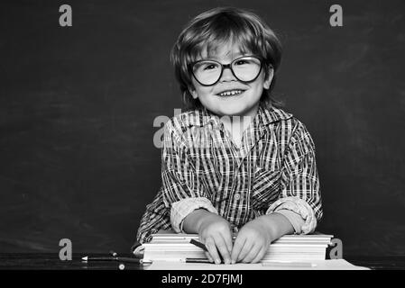 Fond de tableau noir. Les petits enfants à la leçon à l'école. Enfants de l'école primaire. Enfants d'école. Écolier. Concept d'apprentissage Banque D'Images