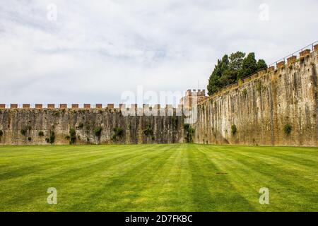 Vue sur les remparts de la ville de Pise sur la Piazza dei Miracoli Banque D'Images