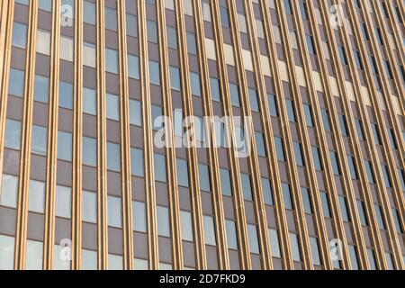 Un schéma répétitif de fenêtres sur un gratte-ciel. Banque D'Images