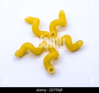 macaroni en spirale, motifs macaroni, tourbillons de macaroni sur fond blanc Banque D'Images