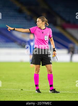 22 octobre 2020 ; King Power Stadium, Leicester, Midlands, Angleterre ; UEFA Europa League football, Leicester City contre Zorya Luhansk ; l'arbitre Stephanie Frappart fait connaître sa décision Banque D'Images