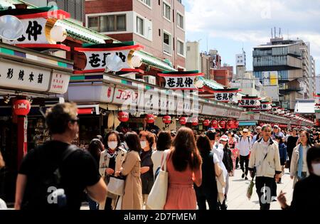 Rue commerçante de Nakamise-dori surpeuplée dans le temple Senso-Ji.Asakusa.Tokyo.Japon Banque D'Images