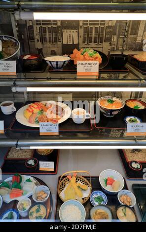 Réplique alimentaire en plastique avec étiquettes de prix affichées à l'extérieur d'un Restaurant à Asakusa.Tokyo.Japon Banque D'Images