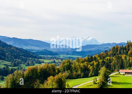 Vue d'Oberstaufen (Bavière, Bayern, Allemagne) sur Santis montagne, alpes montagnes par Appenzell, Saint-Gall, Suisse. Bonne randonnée. Banque D'Images