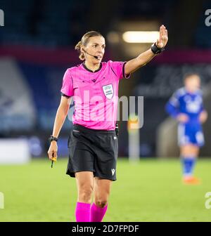 22 octobre 2020 ; King Power Stadium, Leicester, Midlands, Angleterre ; UEFA Europa League football, Leicester City contre Zorya Luhansk ; l'arbitre Stephanie Frappart montre sa décision Banque D'Images