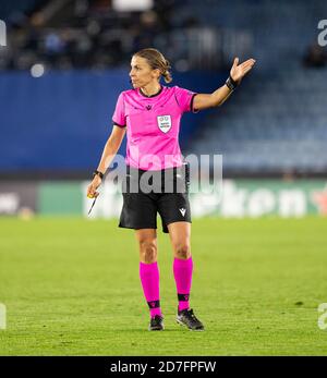 22 octobre 2020 ; King Power Stadium, Leicester, Midlands, Angleterre ; UEFA Europa League football, Leicester City contre Zorya Luhansk ; l'arbitre Stephanie Frappart montre sa décision Banque D'Images