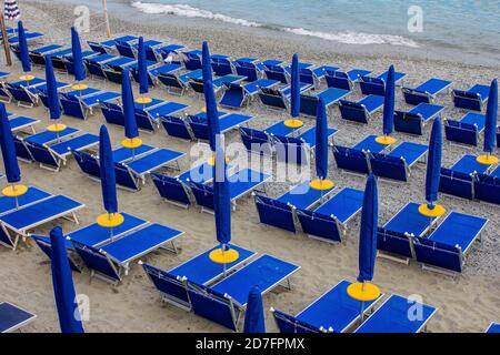 Vue sur les Blue Sun Beds et les parasols sur la plage de Monterosso al Mare, Cinque Terre Banque D'Images