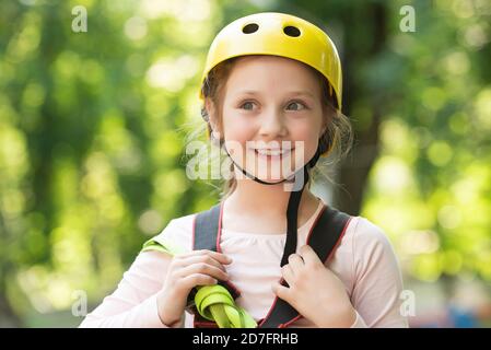 Activités Eco Resort. Un petit garçon aime les années d'enfance. Parc à cordes. Chaque enfance compte. Randonnée dans le parc de corde fille dans l'équipement de sécurité. Banque D'Images