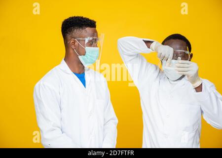 personnes médicales noires en blouses de laboratoire effectuant une étude et tests Banque D'Images