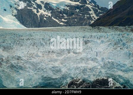 Sarmiento Channel, Chili - 11 décembre 2008 : glacier Amalia. Gros plan d'une partie du point de fusion du bleuet à la fin, et montrant d'autres ruisseaux de glacier sur le ro Banque D'Images