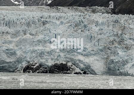 Sarmiento Channel, Chili - 11 décembre 2008 : gros plan de la partie bleuâtre du glacier Amalia se décomposant dans de l'eau remplie de petites pièces de glace. Banque D'Images