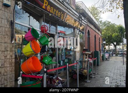 Pearce's Hardware et Boston Tea Party sur Gloucester Road, Bishopston Banque D'Images