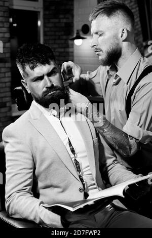 Publicité et concept de salon de coiffure. Coiffeur et coiffeur. Baume à barbe. Les outils du salon de coiffure sont sur fond de bois ancien avec un espace de copie. Homme barbu Banque D'Images