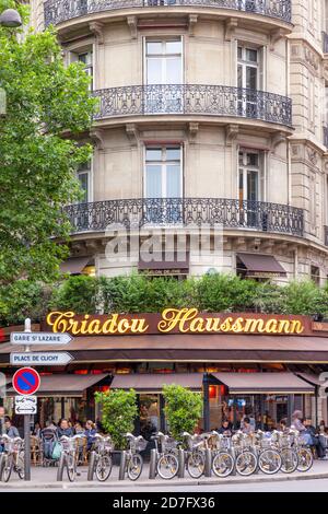 Le Triadou Haussmann est un restaurant et café français situé dans le 8ème arrondissement de Paris, Ile-de-France, France Banque D'Images
