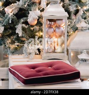 L'hiver et la lampe sur le canapé en bois près de l'arbre de noël. Intérieur confortable de maison de vacances vintage Banque D'Images