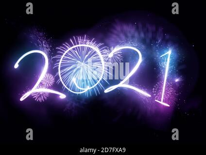 Accueillir l'année 2021 avec feux d'artifice et lumières stroboscopiques. Concept de célébration du nouvel an. Banque D'Images