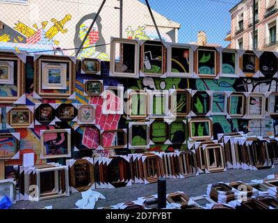 Cadres photo sur le marché aux puces de Rastro à Madrid, Espagne. El Rastro Madrid. Photos et cadres sur un marché aux puces. Banque D'Images