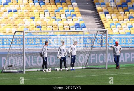 KIEV, UKRAINE - 13 OCTOBRE 2020 : les gardiens de but Unai Simon, Kepa et David de Gea en action pendant la session de formation de l'équipe nationale espagnole avant le match de la Ligue des Nations de l'UEFA contre l'Ukraine Banque D'Images