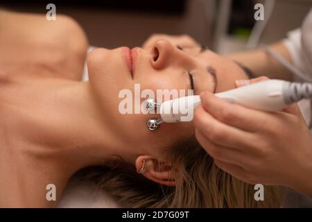 Gros plan de Woman Getting facial Hydro Microdermabrasion Peeling Treatment à la clinique de beauté cosmétique Spa. Aspirateur Hydra. Exfoliation Banque D'Images